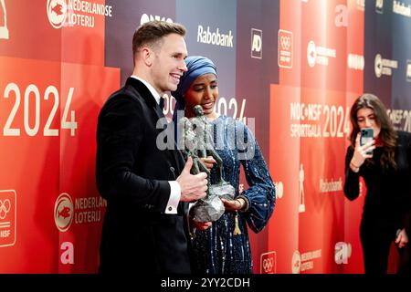 ARNHEM - Harrie Lavreysen e Sifan Hassan con i premi per Sportsman e Sportswoman dell'anno 2024 durante la presentazione dei premi sportivi durante il NOC*NSF Sports Gala. ANP ROBIN VAN LONKHUIJSEN Foto Stock