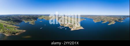 Vista aerea del lago Alquena ad Alentejo, Portogallo. Offre spiagge sabbiose, acque tranquille e bellezza panoramica, ideale per rilassarsi e attivita all'aperto Foto Stock