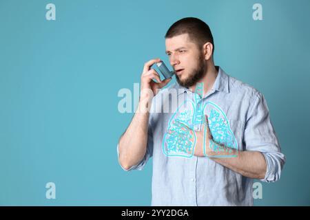 Giovane che usa l'inalatore per asma su sfondo turchese con spazio per il testo. Illustrazione dei polmoni Foto Stock