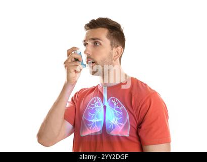 Giovane con asma che usa l'inalatore su sfondo bianco. Illustrazione dei polmoni Foto Stock