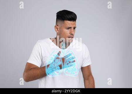 Uomo con asma che soffre di difficoltà respiratorie su sfondo grigio. Illustrazione dei polmoni Foto Stock