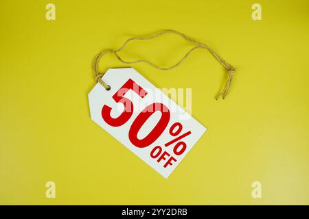 Sconto del 50% sui messaggi di testo sulla visualizzazione dall'alto del prezzo su sfondo giallo, sull'offerta commerciale e promozionale Foto Stock