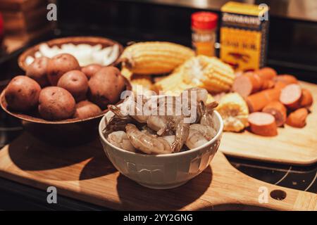 Ingredienti crudi per Lowcountry Boil, Frogmore Stew Foto Stock