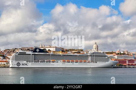 Nave da crociera MSC Orchestra attraccata al terminal delle navi da crociera di Lison, Portogallo Foto Stock