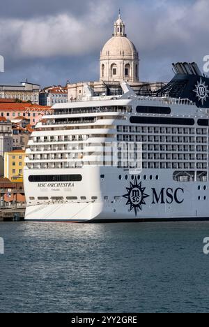Nave da crociera MSC Orchestra attraccata al terminal delle navi da crociera di Lison, Portogallo Foto Stock