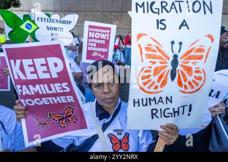 Los Angeles, Stati Uniti. 18 dicembre 2024. I manifestanti tengono dei cartelli durante la dimostrazione. I lavoratori, i lavoratori e i sostenitori dei migranti hanno partecipato a una marcia "per celebrare una "giornata internazionale di azione e solidarietà con i migranti" nel centro di Los Angeles. (Foto di Ringo Chiu/SOPA Images/Sipa USA) credito: SIPA USA/Alamy Live News Foto Stock