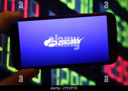 Polonia. 17 dicembre 2024. In questa immagine, il logo Zscaler viene visualizzato sullo schermo di uno smartphone. (Foto di Piotr Swat/SOPA Images/Sipa USA) *** esclusivamente per notizie editoriali **** credito: SIPA USA/Alamy Live News Foto Stock