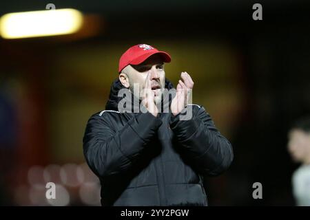 Tamworth, Regno Unito, 14 dicembre 2024. Adam Hinshelwood, manager York City durante la partita della National League tra Tamworth e York City. (Credito: Gustavo Foto Stock