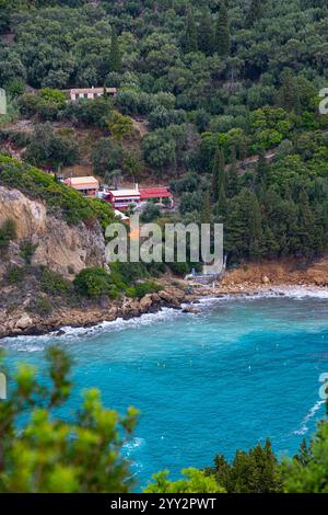 Una piccola isola rocciosa solitaria in mare aperto. Tempesta in mare, onde infurianti che si infrangono contro la piccola isola ed esplodono con spruzzi bianchi. Rock in A. Foto Stock