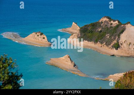 Canal D'Amour a Sidari, Corfù. Canali nelle rocce formate dal mare. Splendide formazioni rocciose create dalla natura. Vista dall'alto. Foto Stock