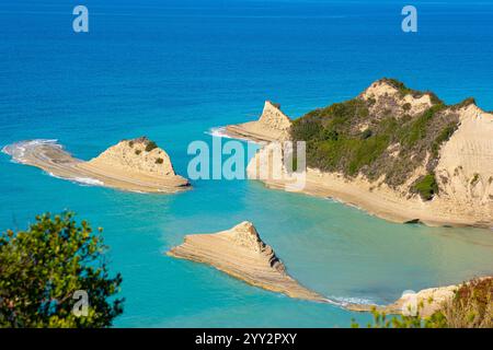 Canal D'Amour a Sidari, Corfù. Canali nelle rocce formate dal mare. Splendide formazioni rocciose create dalla natura. Vista dall'alto. Foto Stock