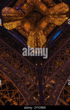 Torre Eiffel, vista dal basso durante il giorno. Foto simmetrica dal punto centrale inferiore. Splendida struttura in metallo. L'attrazione principale di Par Foto Stock