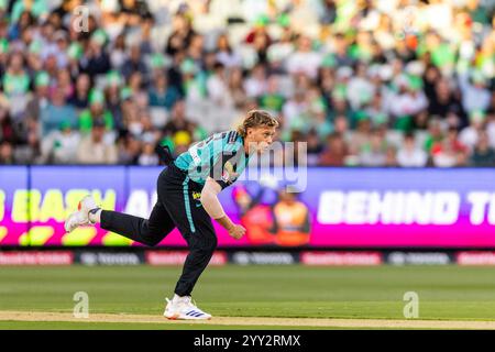 Melbourne, Australia, 18 dicembre 2024. Will Prestwidge dei Brisbane Heat Bowls durante la partita T20 del KFC Big Bash League (BBL14) tra Melbourne Stars e Brisbane Heat al Melbourne Cricket Ground il 18 dicembre 2024 a Melbourne, Australia. Crediti: Santanu Banik/Speed Media/Alamy Live News Foto Stock