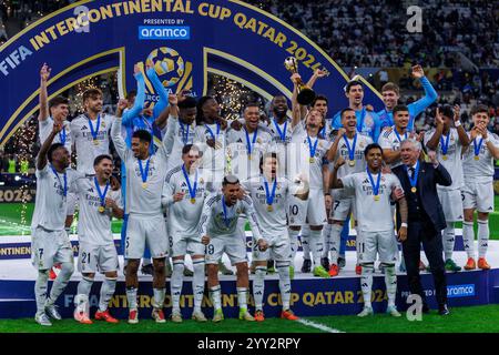 Doha, Qatar. 18 dicembre 2024. Luka Modric del Real Madrid solleva il trofeo della Coppa Intercontinentale FIFA 2024 mentre i giocatori del Real Madrid celebrano la loro vittoria al termine della Coppa Intercontinentale FIFA tra il Real Madrid spagnolo e il Pachuca messicano, allo stadio Lusail di Doha, Qatar, il 18 dicembre, 2024. foto: Ahmed Alsaidi/DiaEsportivo/Alamy Live News crediti: DiaEsportivo/Alamy Live News Foto Stock