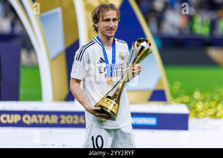 Doha, Qatar. 18 dicembre 2024. Il Real Madrid Luka Modric solleva il trofeo in occasione della finale della Coppa Intercontinentale FIFA tra il Real Madrid spagnolo e il Pachuca messicano, allo stadio Lusail di Doha, Qatar, il 18 dicembre, 2024. foto: Ahmed Alsaidi/DiaEsportivo/Alamy Live News crediti: DiaEsportivo/Alamy Live News Foto Stock