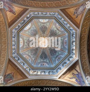 ALESSANDRIA, ITALIA - 9 SETTEMBRE 2024: La cupola della cattedrale - la cattedrale dei Santi Pietro con gli affreschi di quattro virtù cardinali. Foto Stock