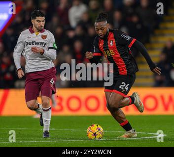 Bournemouth, Regno Unito. 16 dicembre 2024. Bournemouth, Inghilterra, 16 dicembre 2024: Antoine Semenyo di Bournemouth (a destra) sotto la pressione di Carlos Soler (a sinistra) del West Ham United durante la partita di calcio di Premier League tra Bournemouth e West Ham United al Vitality Stadium di Bournemouth, Inghilterra. (David Horton/SPP) (David Horton/SPP) credito: SPP Sport Press Photo. /Alamy Live News Foto Stock