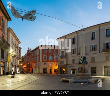 ALESSANDRIA, ITALIA - 10 SETTEMBRE 2024: La piazza Piazzetta lega Lombarda al crepuscolo mattutino. Foto Stock