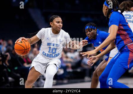 Charlotte, North Carolina, Stati Uniti. 18 dicembre 2024. La guardia dei North Carolina Tar Heels Reniya Kelly (10) guida con la palla contro i Florida Gators durante la prima metà del Jumpman Invitational del 2024 allo Spectrum Center di Charlotte, North Carolina. (Scott Kinser/CSM). Crediti: csm/Alamy Live News Foto Stock