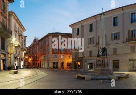 ALESSANDRIA, ITALIA - 10 SETTEMBRE 2024: La piazza Piazzetta lega Lombarda al crepuscolo mattutino. Foto Stock