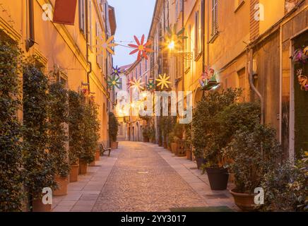 ALESSANDRIA, ITALIA - 10 SETTEMBRE 2024: Via Milano al crepuscolo mattutino. Foto Stock