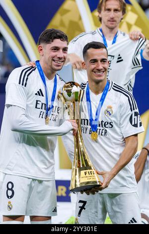 Doha, Qatar. 18 dicembre 2024. (L-R) Federico Valverde e Lucas Vazquez del Real Madrid posa per una foto del trofeo della Coppa Intercontinentale FIFA dopo la partita della Coppa Intercontinentale FIFA tra il Real Madrid spagnolo e il Pachuca messicano, allo stadio Lusail di Doha, Qatar, il 18 dicembre, 2024. foto: Ahmed Alsaidi/DiaEsportivo/Alamy Live News crediti: DiaEsportivo/Alamy Live News Foto Stock