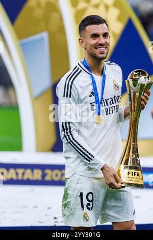 Doha, Qatar. 18 dicembre 2024. Daniel Ceballos del Real Madrid posa una foto con il trofeo della Coppa Intercontinentale FIFA dopo la partita della Coppa Intercontinentale FIFA tra il Real Madrid spagnolo e il Pachuca messicano, allo stadio Lusail, a Doha, Qatar, il 18 dicembre, 2024. foto: Ahmed Alsaidi/DiaEsportivo/Alamy Live News crediti: DiaEsportivo/Alamy Live News Foto Stock