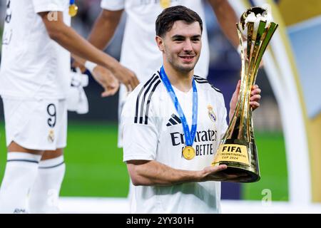 Doha, Qatar. 18 dicembre 2024. Brahim Diaz del Real Madrid posa una foto con il trofeo della Coppa Intercontinentale FIFA dopo la partita della Coppa Intercontinentale FIFA tra il Real Madrid spagnolo e il Pachuca messicano, allo stadio Lusail di Doha, Qatar, il 18 dicembre, 2024. foto: Ahmed Alsaidi/DiaEsportivo/Alamy Live News crediti: DiaEsportivo/Alamy Live News Foto Stock