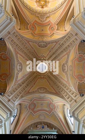 ALESSANDRIA, ITALIA - 10 SETTEMBRE 2024: Il soffitto e la cupola nella chiesa di Santo Stefano Foto Stock