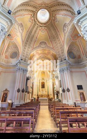 ALESSANDRIA, ITALIA - 10 SETTEMBRE 2024: La navata della chiesa di San Rocco. Foto Stock