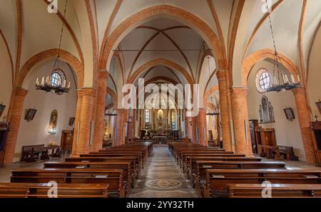 ALESSANDRIA, ITALIA - 10 SETTEMBRE 2024: Navata della chiesa di Santa Maria del Carmine Foto Stock