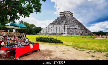 Negozio di souvenir con la magnifica Piramide del Tempio di Kukulcan, conosciuta come El Castillo, il massimo dell'architettura Maya a Chichen Itza, Messico Foto Stock