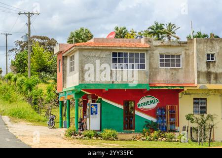 Un piccolo edificio con un cartello rosso e verde che dice Boemia. Un uomo è seduto su una moto fuori dall'edificio Foto Stock