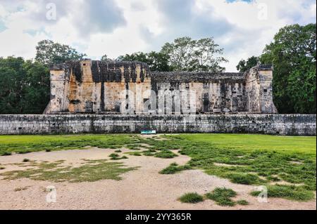 Rovine del Tempio Sud con rilievi degli dei serpenti sul grande campo da ballo o Juego de Pelota nel grande complesso Maya di Chichen Itza, Messico Foto Stock