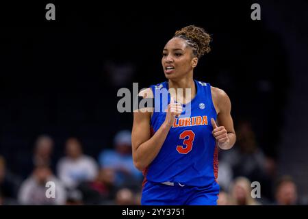 Charlotte, North Carolina, Stati Uniti. 18 dicembre 2024. L'attaccante dei Florida Gators Alexia Gassett (3) torna contro i North Carolina Tar Heels durante la prima metà del Jumpman Invitational del 2024 allo Spectrum Center di Charlotte, North Carolina. (Scott Kinser/CSM). Crediti: csm/Alamy Live News Foto Stock