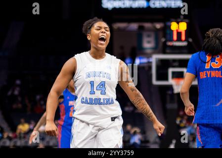 Charlotte, North Carolina, Stati Uniti. 18 dicembre 2024. La guardia dei North Carolina Tar Heels Trayanna Crisp (14) celebra contro i Florida Gators durante la seconda metà del Jumpman Invitational del 2024 allo Spectrum Center di Charlotte, North Carolina. (Scott Kinser/CSM). Crediti: csm/Alamy Live News Foto Stock