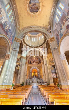 ALESSANDRIA, ITALIA - 10 SETTEMBRE 2024: Navata della chiesa Santuario della Beata Maria del Portone. Foto Stock