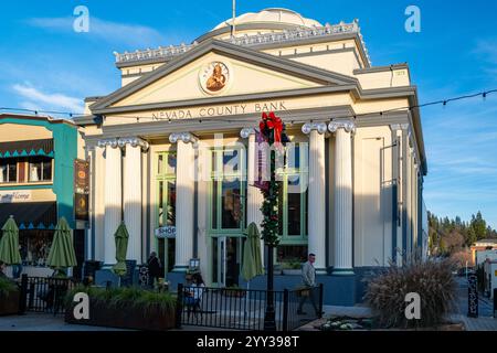 Foto dello storico edificio della Nevada County Bank decorato in Mill Street, nella storica città vecchia. L'edificio ospita ora attività commerciali. Foto Stock