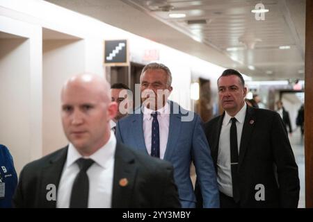 Washington, Stati Uniti. 18 dicembre 2024. Il Segretario della salute e dei servizi umani degli Stati Uniti, designato Robert F. Kennedy Jr., esce da un incontro con i senatori nel Dirksen Senate Office Building a Washington, DC, USA il 18 dicembre 2024. Foto di Mattie Neretin/CNP/ABACAPRESS. COM credito: Abaca Press/Alamy Live News Foto Stock