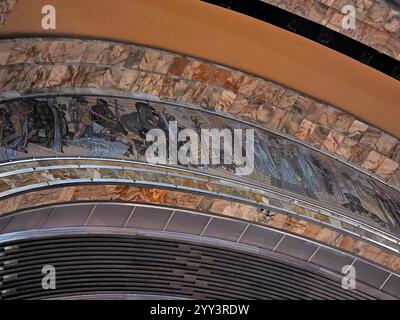 Città del Messico, Messico - 12 luglio 2024: Interno della sala principale del Palazzo delle Belle Arti con una tenda realizzata con pezzi di vetro decorato Foto Stock