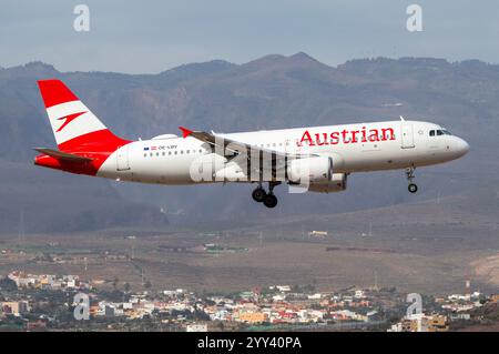 Avión de Línea Boeing 737 de la aerolínea austriaca Austrian Airlines aterrizando en el aeropuerto de Gran Canaria, Gando. Turismo de las Islas Canari Foto Stock