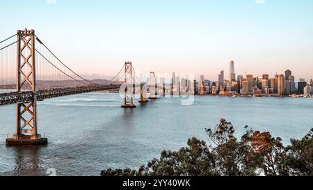 il ponte della baia di oakland e lo skyline di san franciso durante il tramonto Foto Stock