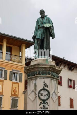 Pieve di Cadore, Italia - 6 settembre 2024: Pieve di Cadore, la piazza principale con la statua in bronzo di Tiziano Vecellio, Dolomiti, Belluno, Veneto, i Foto Stock