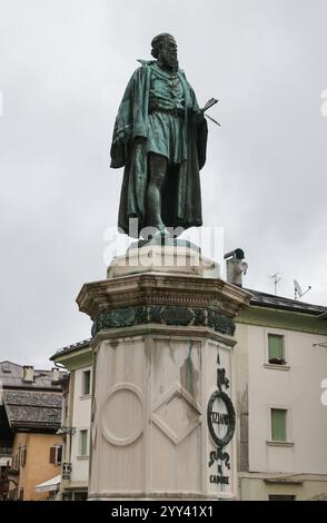 Pieve di Cadore, Italia - 6 settembre 2024: Pieve di Cadore, la piazza principale con la statua in bronzo di Tiziano Vecellio, Dolomiti, Belluno, Veneto, i Foto Stock