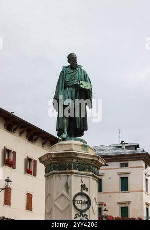 Pieve di Cadore, Italia - 6 settembre 2024: Pieve di Cadore, la piazza principale con la statua in bronzo di Tiziano Vecellio, Dolomiti, Belluno, Veneto, i Foto Stock