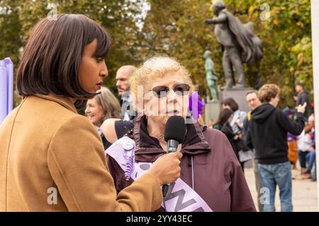 Westminster, Londra, Regno Unito, ottobre 30 2024. Angela Madden, presidente di Waspi, che parla con un giornalista fuori Westminster, Londra durante il Waspi ottobre Foto Stock