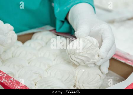 Fabbrica di dolciumi. Produzione di prodotti dolciari. Imballaggio di marshmallow. Foto Stock