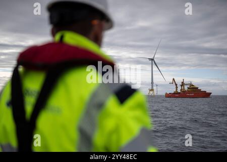 Seagreen, il più grande parco eolico offshore della Scozia, nel Mare del Nord, in Scozia, il 3 settembre 2024. "Seagreen ha le fondamenta più profonde e fisse di qualsiasi parco eolico al mondo ed è stato uno dei più grandi progetti di costruzione mai intrapresi in Scozia. Si trova a circa 27 km al largo della costa di Angus nel Mare del Nord ed è una joint venture di 3 miliardi di sterline tra SSE Renewables (49%), TotalEnergies (25,5%) e PTTEP (25,5%)." Foto Stock