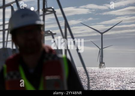 Seagreen, il più grande parco eolico offshore della Scozia, nel Mare del Nord, in Scozia, il 3 settembre 2024. "Seagreen ha le fondamenta più profonde e fisse di qualsiasi parco eolico al mondo ed è stato uno dei più grandi progetti di costruzione mai intrapresi in Scozia. Si trova a circa 27 km al largo della costa di Angus nel Mare del Nord ed è una joint venture di 3 miliardi di sterline tra SSE Renewables (49%), TotalEnergies (25,5%) e PTTEP (25,5%)." Foto Stock