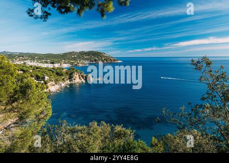 Fotografa la bellezza panoramica di Calella de Palafrugell e le acque azzurre del Mar Mediterraneo da Cap Roig sulla Costa Brava, Catal Foto Stock